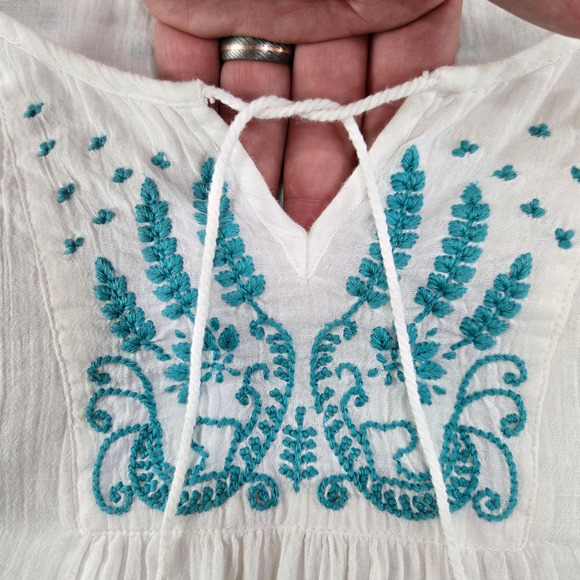 Soft Surroundings White Blue Embroidered Boho Cotton Peasant Top Size Medium - Picture 4 of 9
